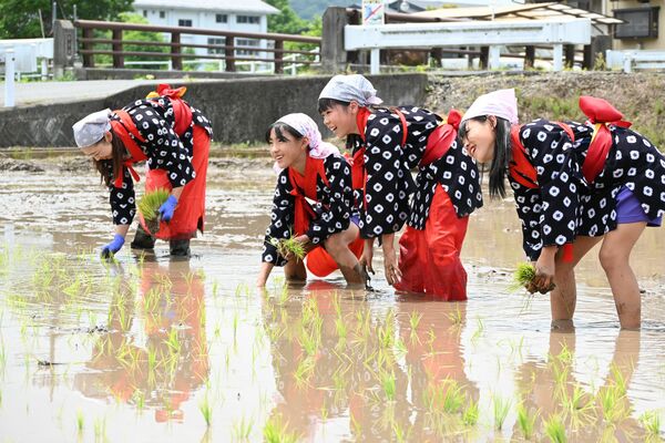田植えを体験する子どもたち