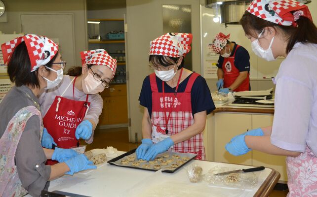 焼き菓子作りに挑戦する参加者