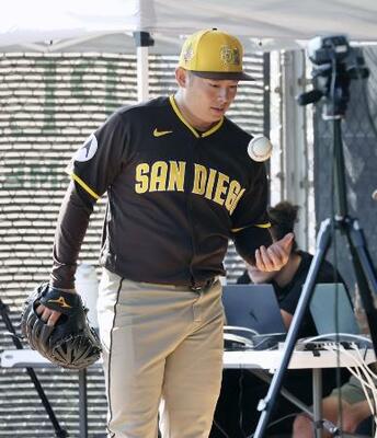 　１０日、ブルペンで投球練習するパドレス・松井＝ピオリア