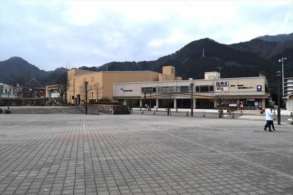 市藤原総合文化会館（写真奥）。鬼怒川温泉駅前の再整備検討に向けた市民委員会が跡地利用を議論する