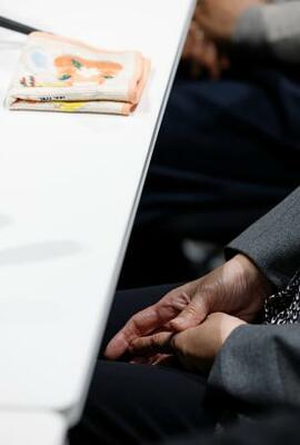 　福岡高裁の判決を受けて記者会見する、事故で亡くなった小柳憲さんの姉長文恵さん＝２２日午後、福岡市