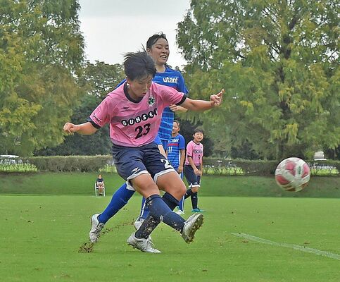 後半２７分、文星女のＦＷ飯田がシュートを放つ＝壬生町総合運動公園陸上競技場