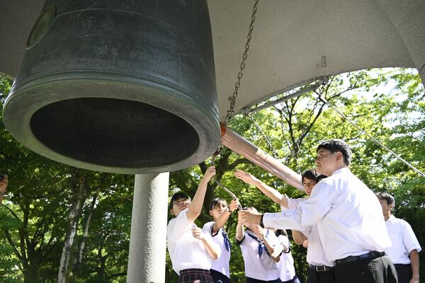 平和記念公園内の「平和の鐘」を鳴らす那須烏山市の中学生たち＝５日午後、広島市
