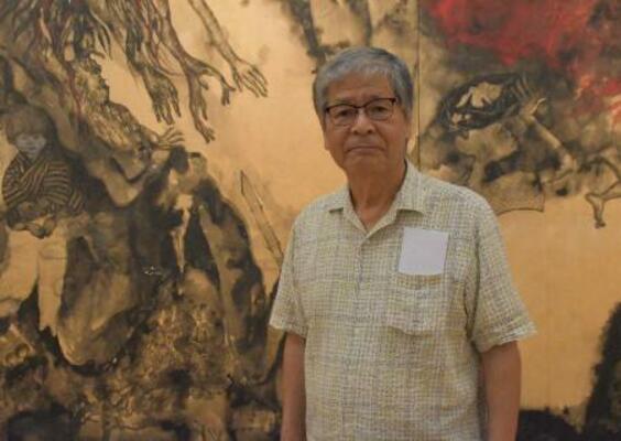 　「沖縄戦の図」の前に立つ佐喜眞道夫さん