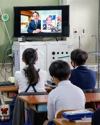 校内放送でノーベル賞について学ぶ児童たち=11日午前、大阪府寝屋川市