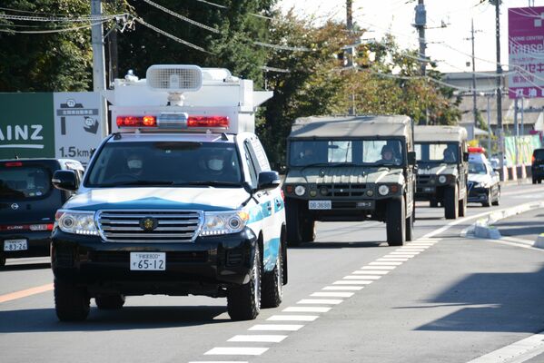 宇都宮駐屯地の周辺を走行する警察車両と自衛隊車両＝２日午後１時30分、宇都宮市茂原１丁目