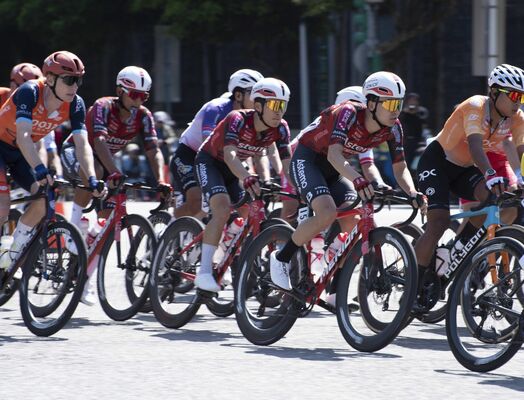 第１ステージで隊列を組むブリッツェンの選手たち＝台北市内