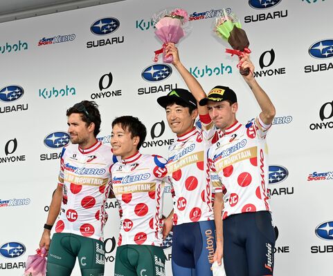 山岳賞を獲得し表彰式で喜ぶブリッツェンの増田（右から２人目）＝宇都宮市森林公園周回コース