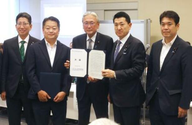 　火山防災に関する決議を受け取る赤間防災相（右から２人目）＝１８日午後、国会