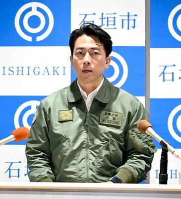 　沖縄県石垣市長と面会後、取材に応じる小泉防衛相＝２２日午後、石垣市役所