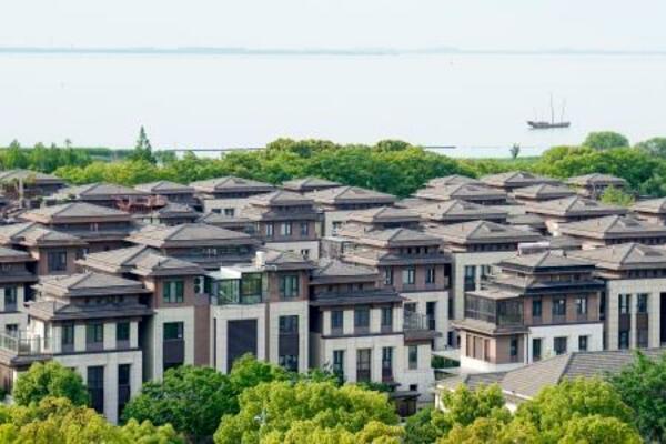 　中国江蘇省蘇州市の太湖湖畔に立ち並ぶマンション＝５月（共同）