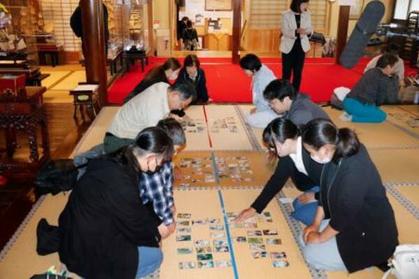 小栗まつりでのかるたの対戦で、絵札を取り合う参加者ら=24日午前、群馬県高崎市