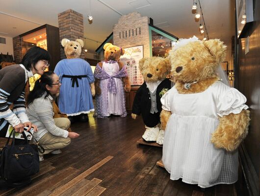那須テディベア・ミュージアムでテディベアのカップルに目を細める来場者＝2012年