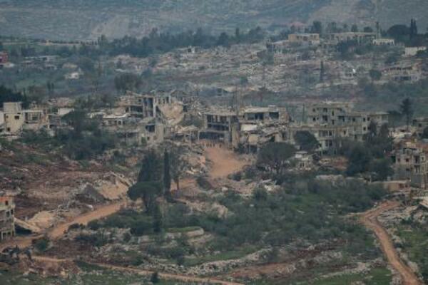 　レバノン南部の破壊された建物＝２６日、イスラエル北部から撮影（ロイター＝共同）