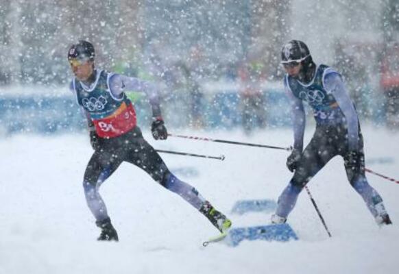 　男子団体スプリント　後半距離で山本涼太（右）から渡部暁斗にリレー＝テーゼロ（共同）