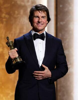 米ロサンゼルスの式典で、ポーズをとるトム・クルーズさん=16日(ロイター=共同)