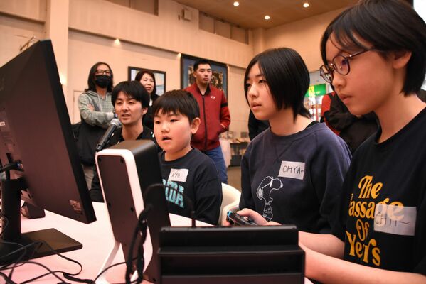 真剣な表情でぷよぷよをプレーする子どもたち