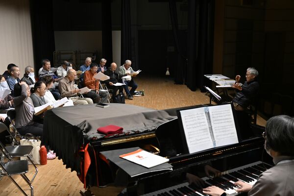 最終公演に向けて練習に励む会員ら