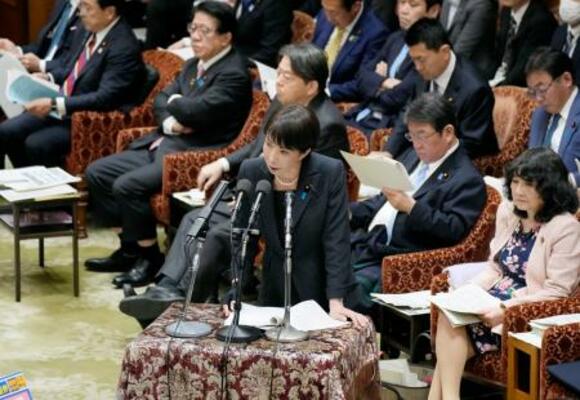 衆院予算委で答弁する高市首相(中央)=2日午後