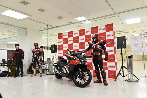 バイク王から贈られたオートバイとブレイバーン（右）