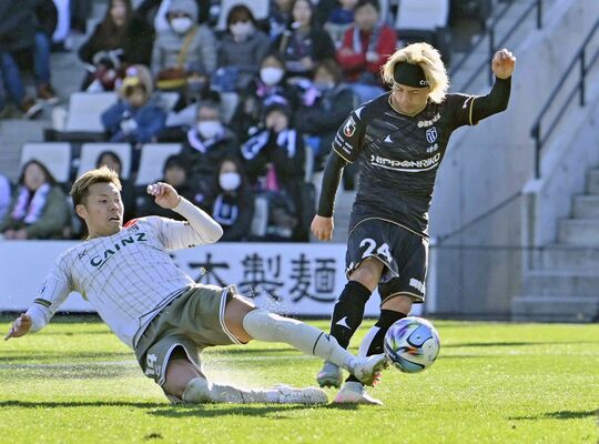 後半19分、栃木シティのＦＷ西谷（右）がシュートを放つも相手に阻まれる＝ＣＦＳ、森田大地撮影