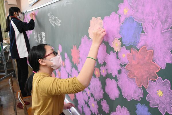 宇都宮市戸祭小で黒板アートを制作する宇都宮メディア・アーツ専門学校の学生たち