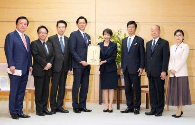 　自民党の小林政調会長（中央左）から中東情勢悪化を受けた党の提言を受け取る高市首相（同右）＝２４日午後、首相官邸