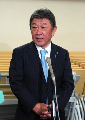 自民党総裁選の投開票後、報道陣の取材に応じる茂木氏＝27日午後、東京・永田町の党本部