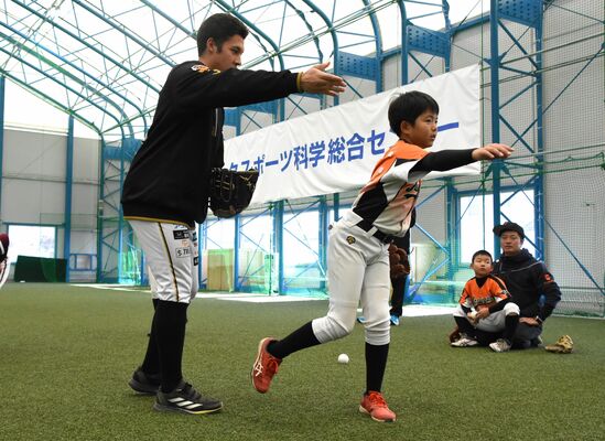 栃木ＧＢ選手から投球フォームを教わる小学生