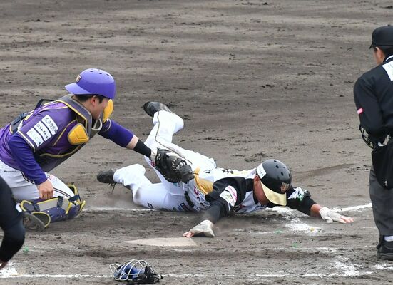 ３回　栃木ＢＣの二走・星哉が優晟の適時打で先制のホームイン＝とちぎ木の花スタジアム