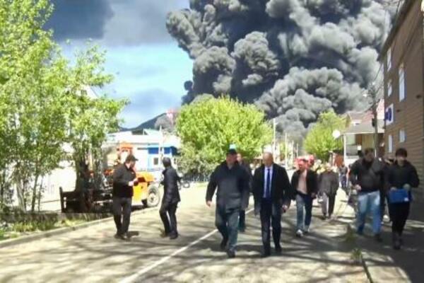 　２８日、ロシア南部トゥアプセの製油所から上がる黒煙（クラスノダール地方の知事の通信アプリから・タス＝共同）