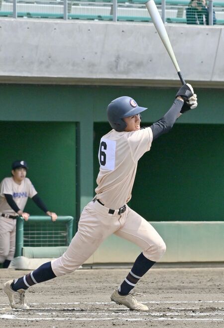 １回、宇中央の川津が先制の適時三塁打を放つ＝真岡ハイトラ運動公園市民球場、佐々木優衣撮影
