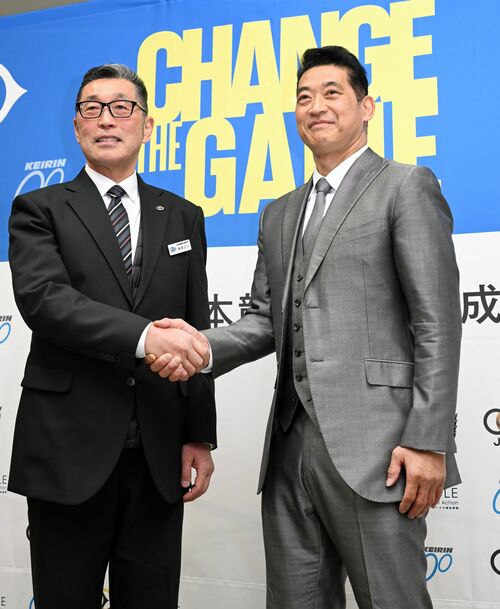 記者会見で瀧澤所長と握手を交わす新所長の神山氏（右）＝４日午後１時15分、静岡市駿河区、河野光吉撮影