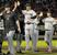 　プロ野球２４人目となる全球団勝利を達成し、跳び上がってナインとタッチを交わす巨人・則本（中央）＝楽天モバイルパーク