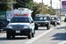 宇都宮駐屯地の周辺を走行する警察車両と自衛隊車両＝２日午後１時30分、宇都宮市茂原１丁目