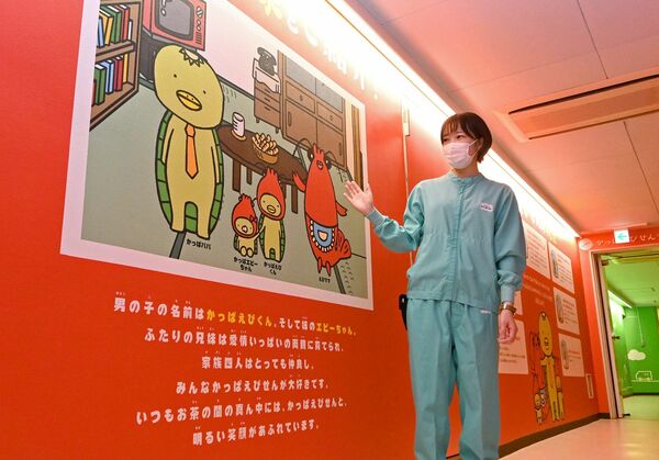 リニューアルした工場内を案内する従業員