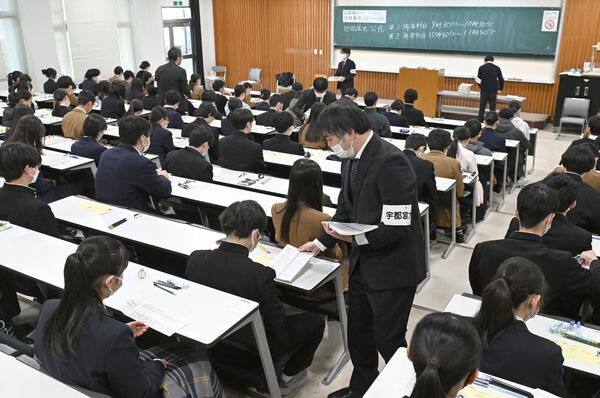 大学入学共通テストに臨む受験生たち=18日午前9時5分、宇都宮市峰町