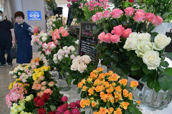 色鮮やかなバラが並ぶ特設コーナー=1日午後、宇都宮市今泉町
