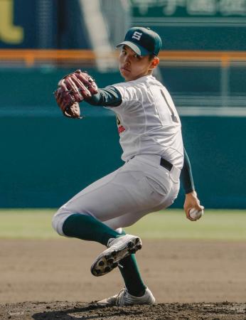 　山梨学院戦に先発した専大松戸・門倉＝甲子園