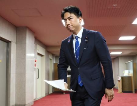 　記者団からの取材を終え、引き揚げる小泉農相＝８日午後、農水省