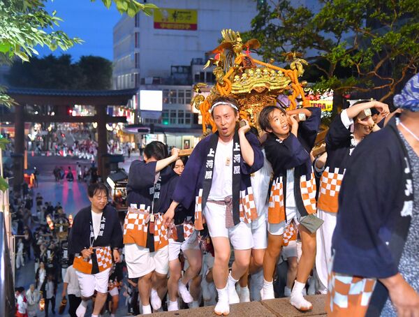 みこし勇ましく参道上がり“親子”対面 宇都宮で天王祭｜県内主要,社会
