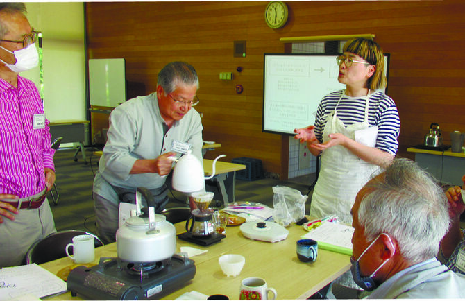 「男の居場所クラブ」で、コーヒーの入れ方を学ぶ参加者