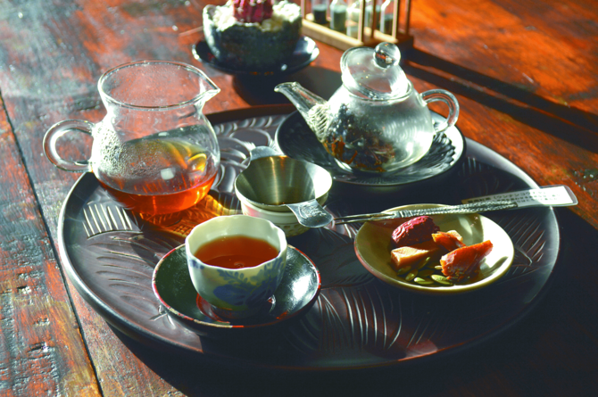 日差しが心地よい店内でのんびり味わう「雲南紅茶」