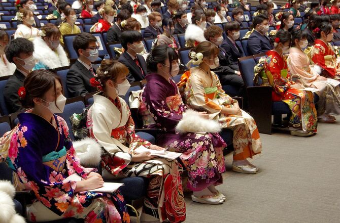 市民いちごホールで行われた「青年式～20歳の集い」