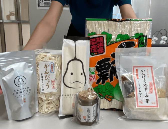 うどんに冷やし中華、夕顔のシロップ漬け…。かんぴょうを使ったさまざまな商品