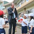 オーストリア・サルム伯爵、ゆかりの青木小で児童らと交流　那須塩原市とリンツ市が姉妹都市提携10周年