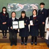 壬生高美術部「食うか食われるか」で入賞　黒板アート甲子園2023　チョークの粉感じさせない丁寧さ評価