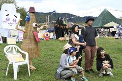 面白かかしと秋満喫