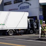 足利の店舗に準中型自動車が衝突　男性死亡