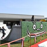 高齢者施設にスケボーパーク? 大規模改装でカフェ、パン店も 「想定外のつながり」生まれる場へ